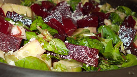 Salát z polničku, řepy, okurky a křenu