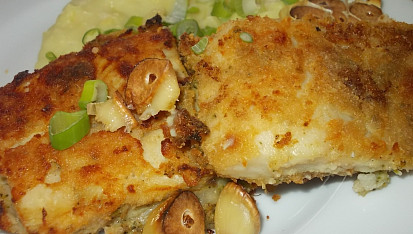 Smažený halibut v brokolicovém těstíčku  s česnekovou kaší