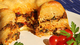 Špagetová bábovka s houbovou směsí