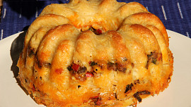 Špagetová bábovka s houbovou směsí