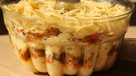 Špagetová bábovka s houbovou směsí