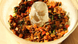 Špagetová bábovka s houbovou směsí