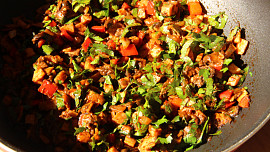 Špagetová bábovka s houbovou směsí