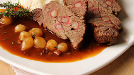 Špikovaná zvěřina se šípkovou na pivu