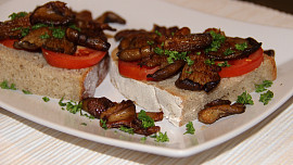 Syrovinky na toastu či hlíva na chlebu