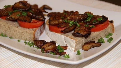 Syrovinky na toastu či hlíva na chlebu