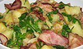 Teplý salát z brambor, slaniny a rukoly
