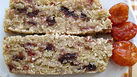 Třešňovo-kokosový flapjack bez lepku, mléka a vajec