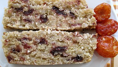 Třešňovo-kokosový flapjack bez lepku, mléka a vajec