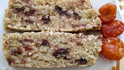 Třešňovo-kokosový flapjack bez lepku, mléka a vajec