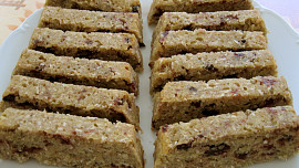 Třešňovo-kokosový flapjack bez lepku, mléka a vajec