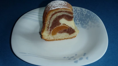 Tříbarevný moučník s ovocem