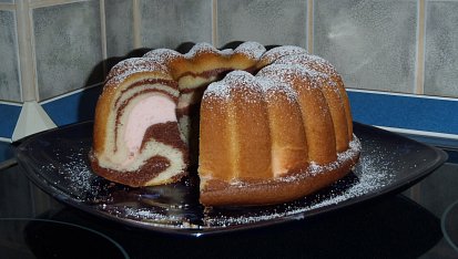 Tříbarevný moučník s ovocem