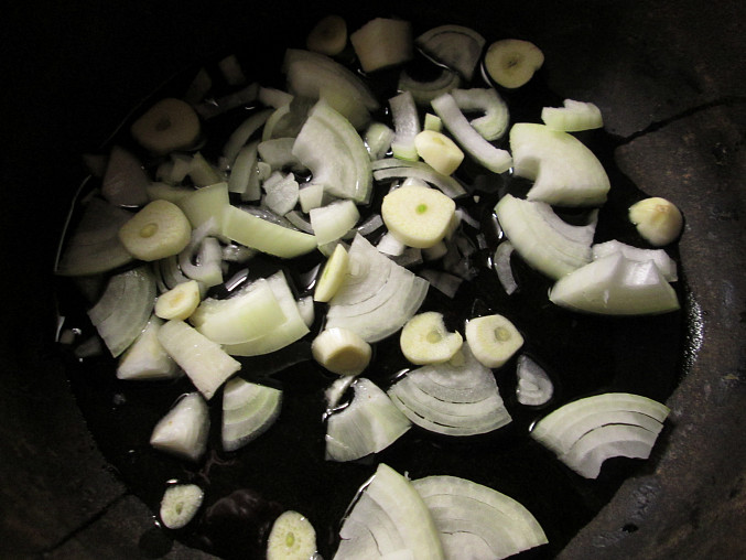 Uzená žebírka pečená s bramborami na tymiánu se žlutými fazolkami, dáme cibuli a česnek...