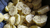 Uzená žebírka pečená s bramborami na tymiánu se žlutými fazolkami, brambory si pomícháme v míse...