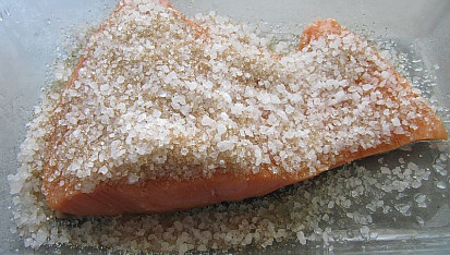Uzený losos na grilu marinovaný v rumu