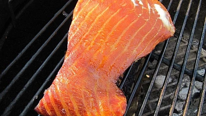 Uzený losos na grilu marinovaný v rumu