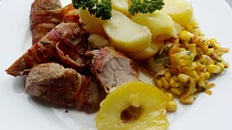 Vepřové palce ve slaninovém přebalu s teplou máslovou zeleninou