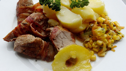 Vepřové palce ve slaninovém přebalu s teplou máslovou zeleninou