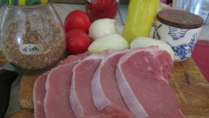 Vepřové plátky chutné a osvěžující svou chutí, část surovin...