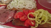 Vepřové plátky chutné a osvěžující svou chutí, všechno nakrájíme na kolečka...