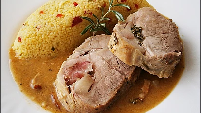 Vepřové plecko dušené, rozmarýnem a slaninou plněné