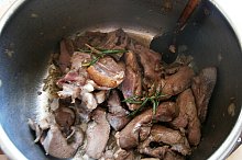 Přidáme koření,rozmarýn,podlijeme pivem a prudkým varem necháme trochu piva vyvařit.Podlijeme horkou vodou a pod tlakem vaříme 40minut