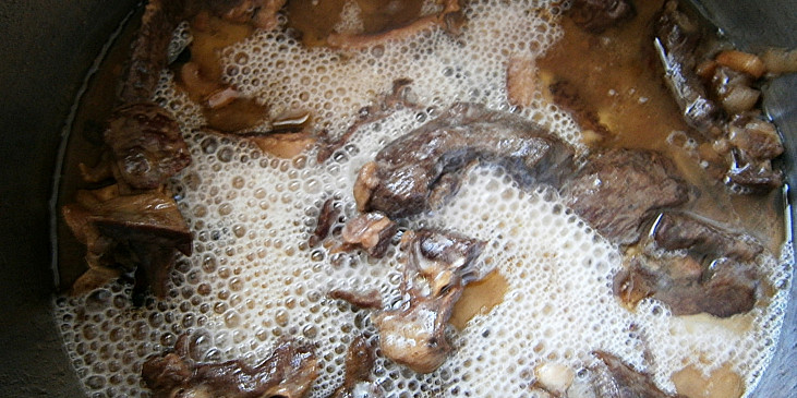 Vepřové srdíčko na černém pivu (K měkkému masu přilijeme ve vodě rozmíchanou…)