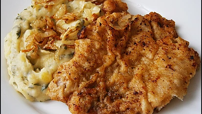 Vepřový plátek“Adžika“v kefírové marinádě, Naložené maso otřené z marinády papírovou utěrkou a osmažené v trojobalu