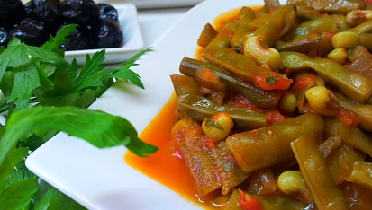 Vigna čínská (lusky) na oleji a rajčatech