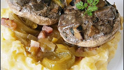 Žampiony plněné dušenými hříbky,podušené na špeku a pórku