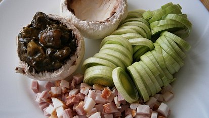 Žampiony plněné dušenými hříbky,podušené na špeku a pórku, Část použitých surovin