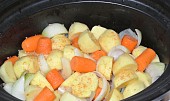 Zapečená králičí stehna, přidáme brambory,mrkev, cibuli, osolíme a promícháme