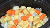 Zapečená králičí stehna, přidáme brambory,mrkev, cibuli, osolíme a promícháme