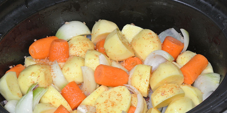 Zapečená králičí stehna (přidáme brambory,mrkev, cibuli, osolíme a…)