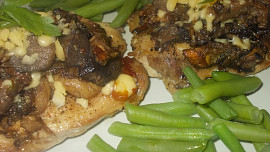 Zapečené kuřecí řízky s houbovou čepicí a sýrem