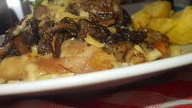 Zapečené kuřecí řízky s houbovou čepicí a sýrem