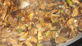 Zapečené kuřecí řízky s houbovou čepicí a sýrem