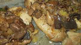 Zapečené kuřecí řízky s houbovou čepicí a sýrem