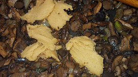 Zapečené kuřecí řízky s houbovou čepicí a sýrem