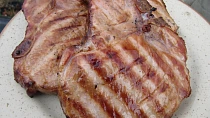 Zauzená vepřová kotleta na grilu