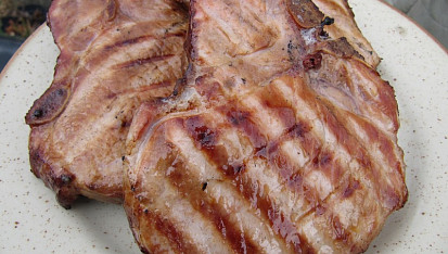 Zauzená vepřová kotleta na grilu