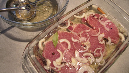 Zauzená vepřová kotleta na grilu