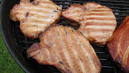 Zauzená vepřová kotleta na grilu