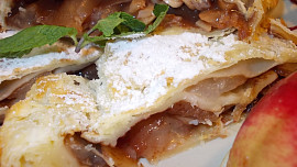 Závin se švestkovými povidly, brusinkami  a ovocem