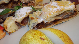 Závin se švestkovými povidly, brusinkami  a ovocem