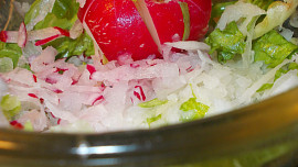 Zdravý a čistící salát z černé ředkve