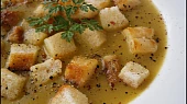 Zeleninová krémovka s kousky cukety a žampionů, Na talíři přidáme osmažené pečivo a můžeme posypat barevným pepřem
