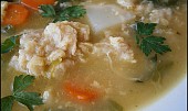 Zeleninová polévka se zasmaženými vejci (Polévku dochutíme solí a pepřem a na talíři posypeme zelenými lístky petrželky)