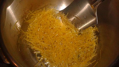 Libanonská kuchyně - Rýže s vlasovými nudlemi (běžná příloha), smažení nudlí